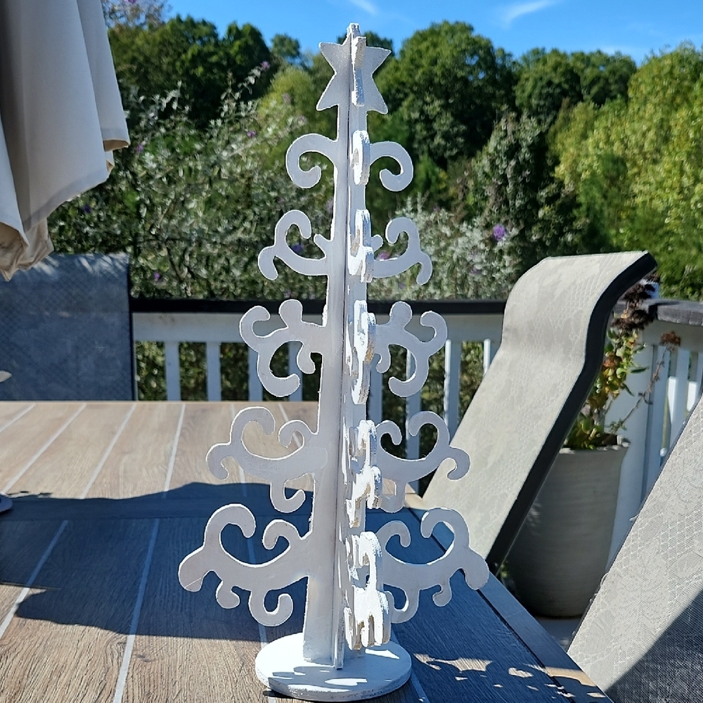 Elegant White Holiday Tree Decor
